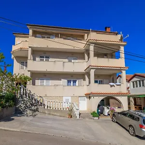 https://apartments-marija-rab.primorje-gorskikotar.com